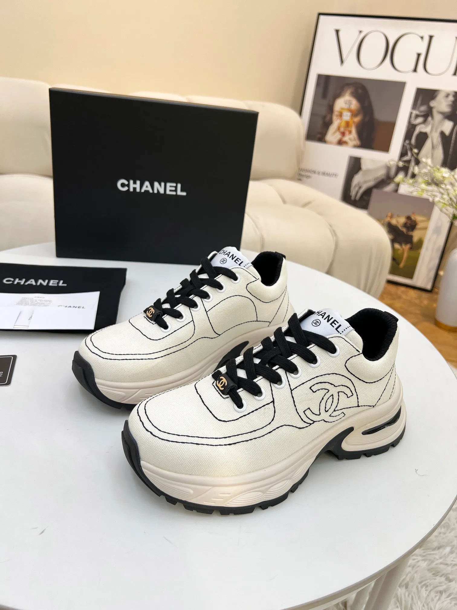 👟👟Ex-factory price 500👟👟 Cloth CHANEL 25C new casual shoes for early spring vacation. A pair of comfortable shoes can reduce the fatigue on your feet. The new style is very versatile, whether it is daily wear or a sister party. It can be easily used for commuting in the workplace, outdoor sports and various occasions. It can increase the height, straighten the legs, modify the shape of the feet, is comfortable and comfortable without rubbing the feet, and has good breathability. It can also be worn in summer. Office workers can also easily own it when wearing it. The fabric is pebbled cowhide + plaid pad to show off sheepskin. The original open-molded rubber foam outsole! size: 35-40 (41 customized, non-refundable and non-exchangeable)